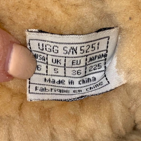 UGG Medium Brown Sheepskin Style F3008I Short Ankle Boots Size 6 - Picture 2 of 13